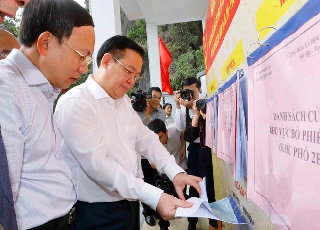 Chủ tịch Quốc hội Vương Đình Huệ kiểm tra công tác chuẩn bị bầu cử ĐBQH, ĐBHĐND tại Quảng Ninh.