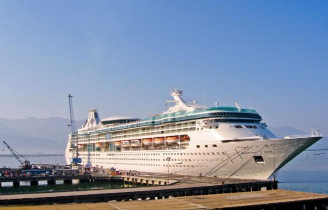 Một tàu du lịch quốc tế cập cảng Chân Mây năm 2019