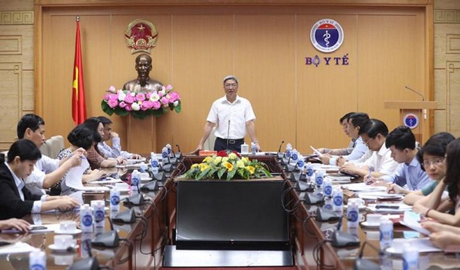 Thứ trưởng Bộ Y tế Nguyễn Trường Sơn phát biểu tại cuộc họp.