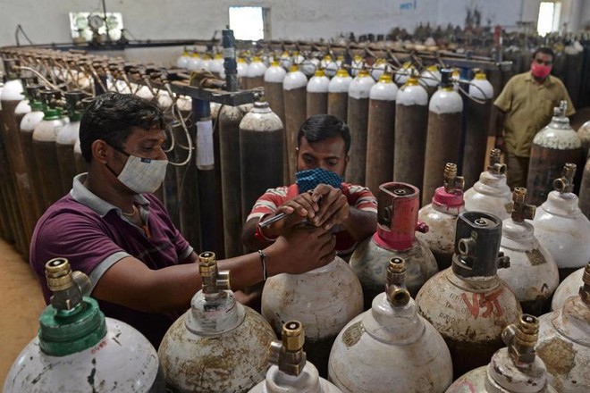 Bất cập trong vận chuyển và điều phối nguồn cung đẩy Ấn Độ bi kịch khát oxy y tế. Ảnh: AFP