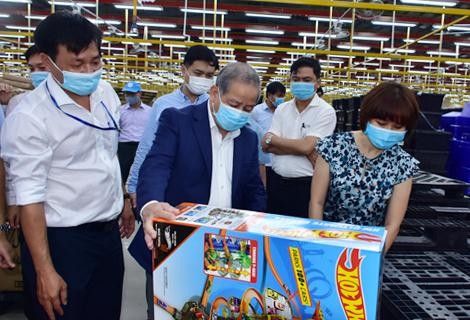 Chủ tịch UBND tỉnh Thừa Thiên Huế Phan Ngọc Thọ kiểm tra tình hình sản xuất tại nhà máy chế xuất Bilion MAX Việt Nam