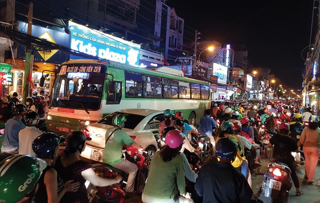 Ùn tắc nghiêm trọng ở đường Cách mạng tháng 8 – cửa ngõ nối khu Nam và sân bay Tân Sơn Nhất. Ảnh: Trọng Tín