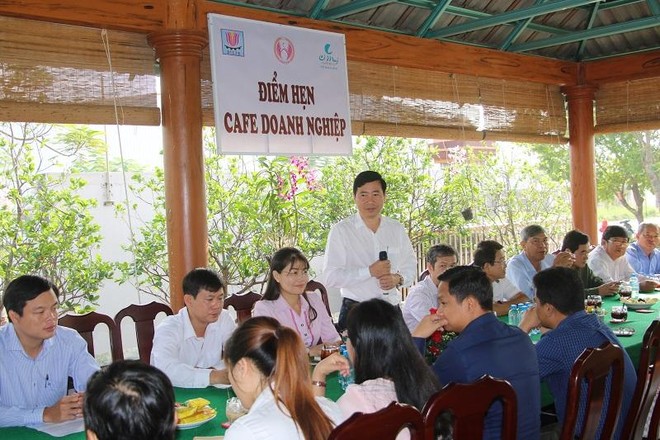 Ông Phạm Thiện Nghĩa, Chủ tịch UBND tỉnh Đồng Tháp trao đổi với các doanh nghiệp tại điểm hẹn cafe doanh nghiệp. Ảnh: Văn Khương