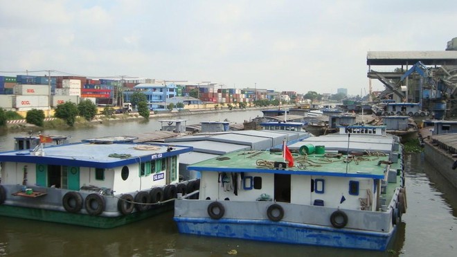 Sà lan vận chuyển hàng hóa trên một tuyến kênh đào khu vực Đồng bằng sông Cửu Long