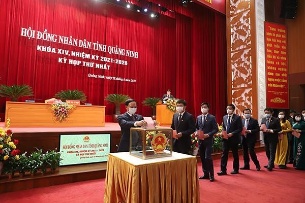 Các thành viên HĐND tỉnh Quảng Ninh khoá XIV bỏ phiếu bầu các chức danh của HĐND tỉnh.