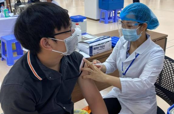 Bộ trưởng Y tế cho biết, với mục tiêu tiêm vắc-xin cho khoảng 70 triệu người dân, Việt Nam đặt mục tiêu cuối năm 2021, đầu năm 2022 sẽ đạt miễn dịch cộng đồng.