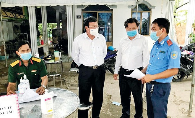 Ông Lê Văn Hẳn, Chủ tịch UBND tỉnh Trà Vinh (thứ hai từ trái qua) kiểm tra chốt phòng chống dịch trên địa bàn