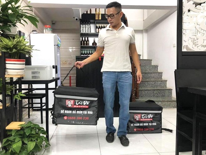 CEO VietSense Travel Nguyễn Văn Tài chuẩn bị đi ship đồ ăn cho thực khách.