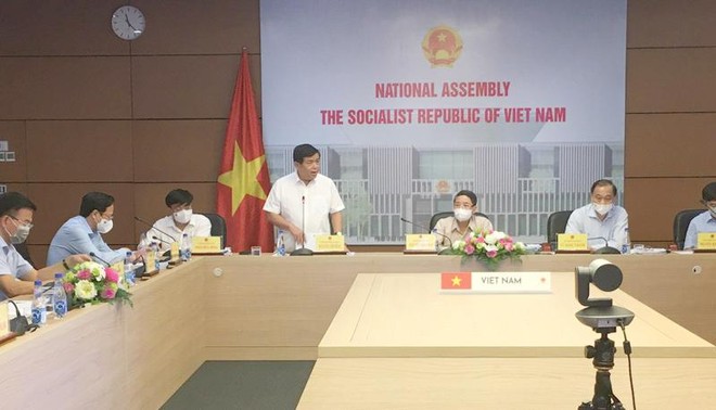Bộ trưởng Bộ Kế hoạch và Đầu tư Nguyễn Chí Dũng phát biểu tại phiên họp.