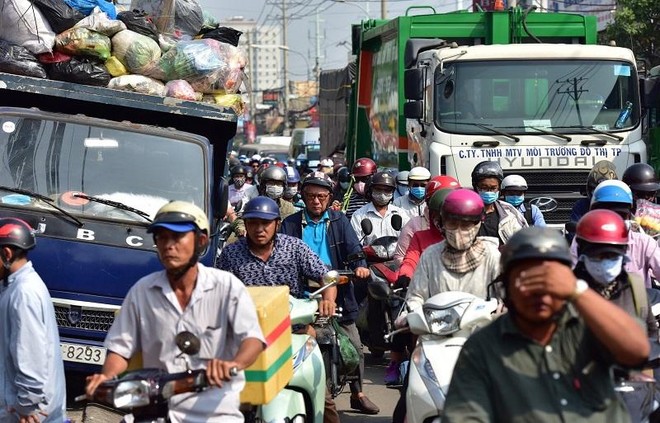 Là tuyến đường trục giao thông quan trọng của TP.HCM, kết nối với các tỉnh Long An và Tiền Giang nhưng Quốc lộ 50 luôn trong tình trạng kẹt cứng vào mỗi dịp lễ, tết. Ảnh: Lê Toàn