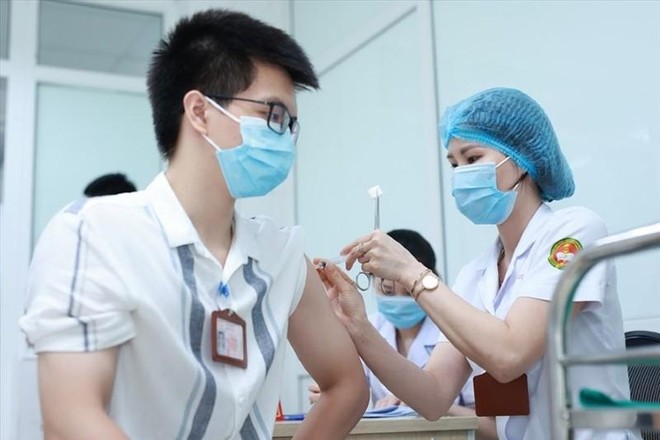 Tiêm thử nghiệm vắc-xin Nano Covax tại Học viện Quân Y. Ảnh: Hải Nguyễn