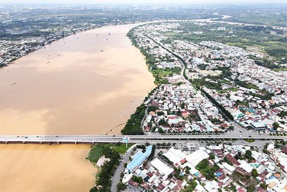 Dự án Xây dựng kè và đường ven sông Đồng Nai có điểm đầu từ cầu Hóa An, điểm cuối giáp ranh huyện Vĩnh Cửu. Ảnh: Phạm Tùng.