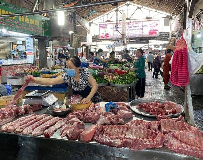 Tiểu thương sạp thịt heo tại chợ Phạm Văn Hai trước khi tạm ngưng hoạt động (Ảnh minh hoạ: Q.T).