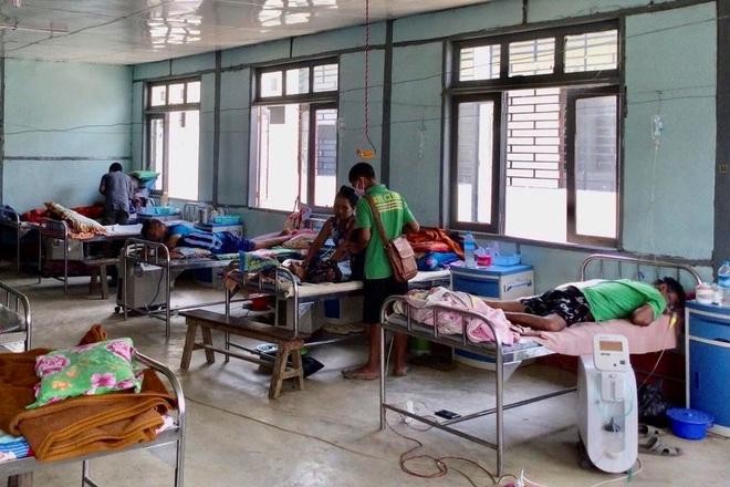 Các bệnh nhân Covid-19 bên trong một bệnh viện ở Myanmar (Ảnh: Reuters). 