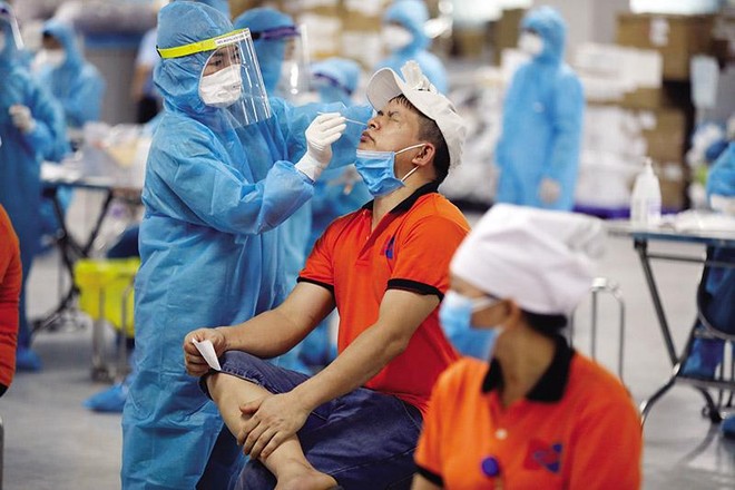 Lấy mẫu xét nghiệm virus SARS-CoV-2 cho công nhân tại Khu công nghiệp Quang Châu (Bắc Giang). Ảnh: Đức Thanh