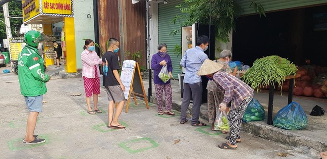 Người dân tại TP.HCM đến nhận thực phẩm từ "Tủ lạnh cộng đồng" (Ảnh: Tuấn Khởi).