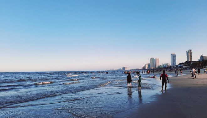 Thành phố Đà Nẵng mở lại các bãi tắm biển.