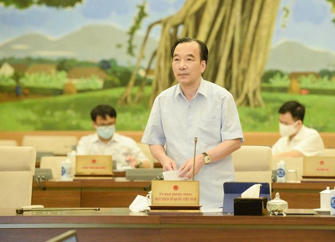 Phó Chủ tịch UBTƯ MTTQ Việt Nam Ngô Sách Thực trình bày báo cáo. 