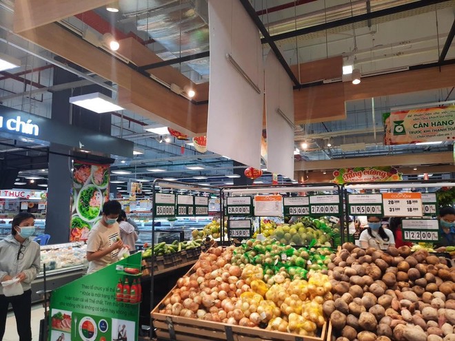 Tại các siêu thị của Saigon Co.op đã bắt đầu xuất hiện hiện tượng một số cá nhân gom hàng siêu thị đem ra ngoài bán để hưởng lợi cá nhân (Ảnh minh hoạ).