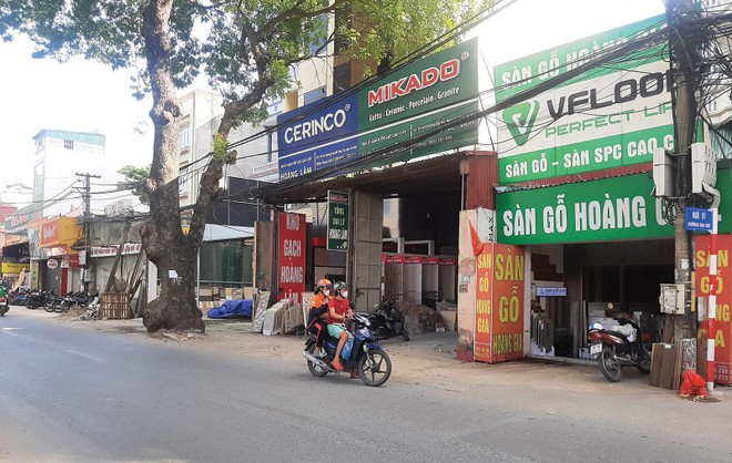 Những cửa hàng vật liệu xây dựng vắng khách trên phố Đại Mỗ. Ảnh: Việt Dương 