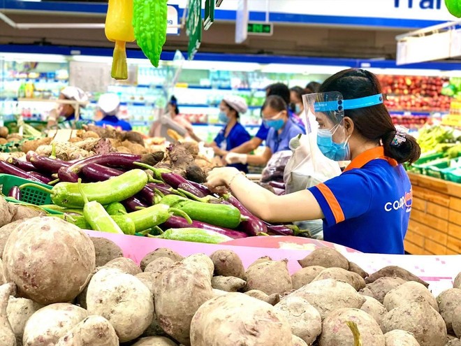 Nhân viên siêu thị "đi chợ hộ" người dân TP.HCM theo đơn đặt hàng (Ảnh: Tấn Thanh).