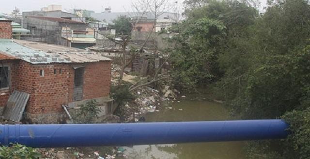 Đoạn dọc sông Dinh, nhiều hộ dân cư lấn chiếm xây nhà, công trình làm hẹp dòng sông, ảnh hưởng tới tiêu thoát lũ.