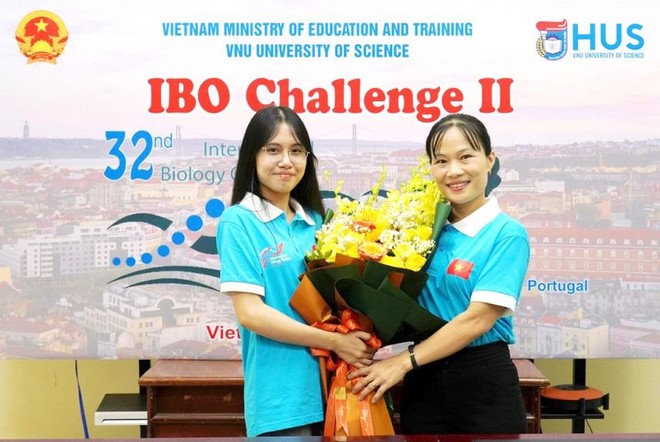 Nguyễn Thị Thu Nga chụp ảnh cùng người mẹ thứ 2, cô giáo Vũ Thị Hạnh sau khi dành tấm Huy chương Bạc ở kỳ thi Olympic Sinh học quốc tế 2021.