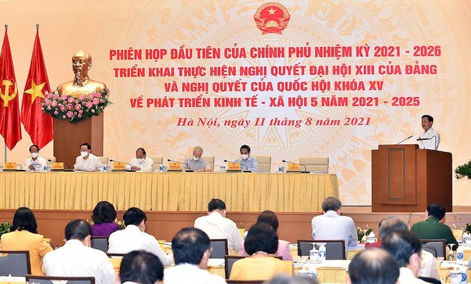 Phó thủ tướng Lê Minh Khái trình Báo cáo các nhiệm vụ, giải pháp trọng tâm của Chính phủ nhiệm kỳ 2021-2026 (Ảnh: Nhật Bắc)