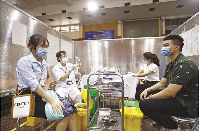 Việt Nam phải tính đến cách thức để nền kinh tế trở lại bình thường sau khi tiêm vắc-xin cho người dân.