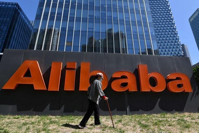 Cổ phiếu Alibaba niêm yết tại Hong Kong rớt giá kỷ lục còn 160,30 đô la Hong Kong trong ngày giao dịch 19/8. Ảnh: AFP