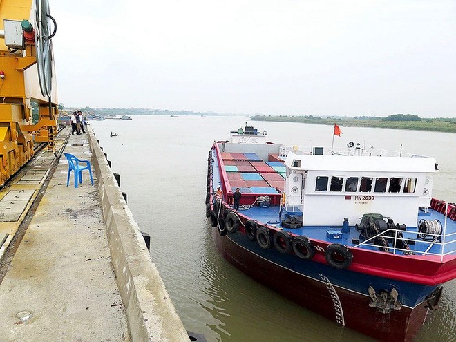 Cảng Việt Trì (Phú Thọ) thuộc Dự án WB6 được khởi công vào tháng 7/2013 và hoàn thành tháng 3/2015.