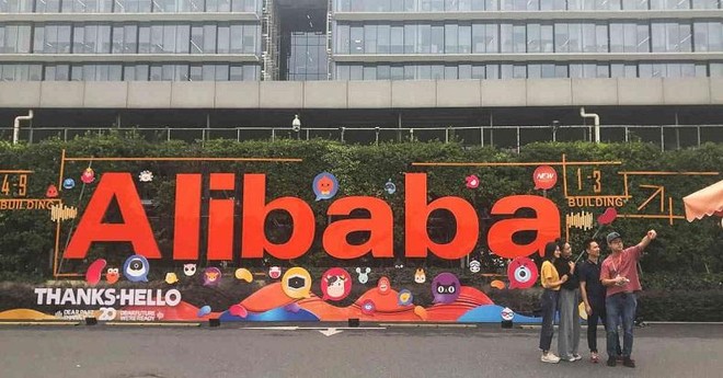 Cổ phiếu Alibaba niêm yết tại Hong Kong rớt giá 1% trong ngày 25/8. Ảnh: AFP