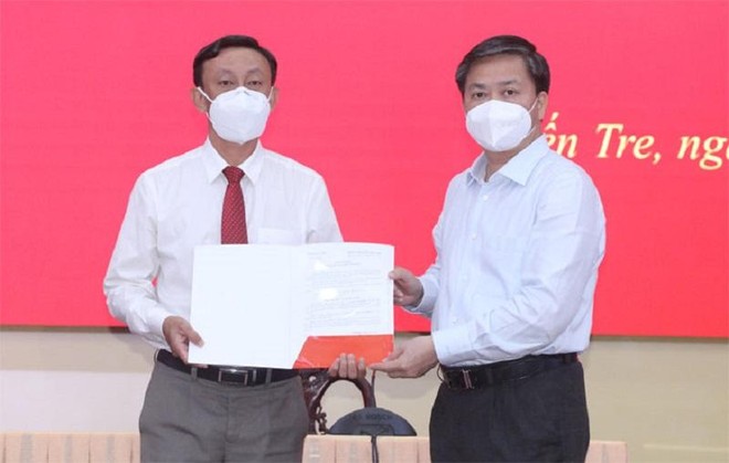 Bí thư Tỉnh ủy Bến Tre Lê Đức Thọ (bên phải) trao quyết định cho ông Châu Văn Bình (Ảnh: Phương Thảo - bentre.gov.vn)