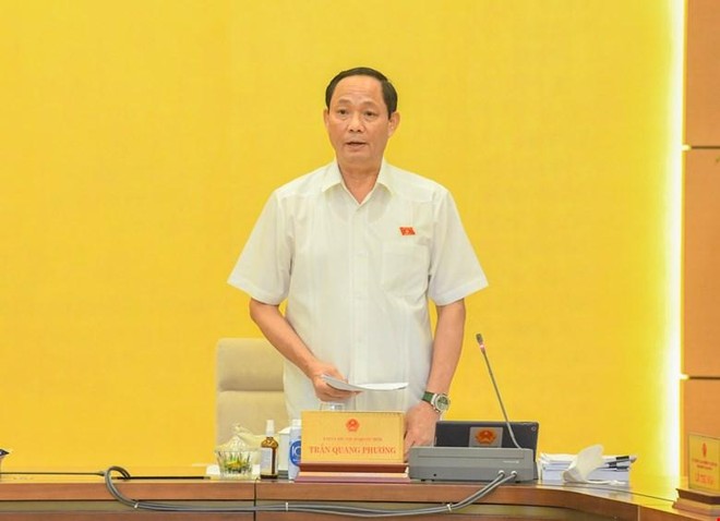 Phó chủ tịch Quốc hội Trần Quang Phương điều hành phiên thảo luận.