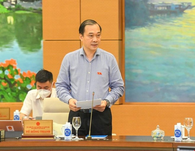 Chủ nhiệm Uỷ ban Kinh tế Vũ Hồng Thanh báo cáo kế hoạch giám sát.