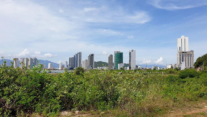Dự án Bay View Park Nha Trang sau nhiều năm được giao đất vẫn là bãi cỏ um tùm