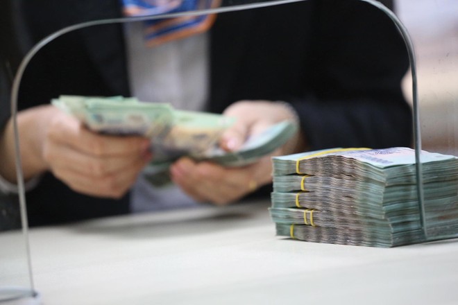 Tiền gửi của khách hàng tại các tổ chức tín dụng đến cuối tháng 7 giảm 0,2% so với cuối tháng 6. Ảnh: Dũng Minh