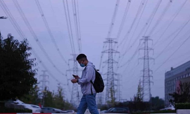 Truyền thông nhà nước Trung Quốc đưa tin, có đến 20 tỉnh/khu vực thực hiện các biện pháp điều chỉnh phân phối điện kể từ giữa tháng 9/2021. Ảnh: AFP