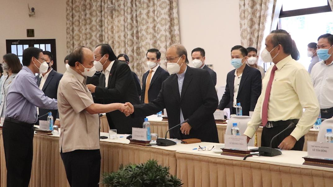 Chủ tịch nước Nguyễn Xuân Phúc bắt tay với ông Lý Ngọc Minh, Tổng giám đốc Công ty TNHH Minh Long I. (Ảnh: Hồng Phúc).