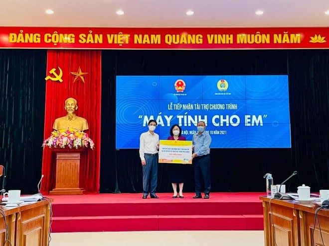 Thứ trưởng Bộ Giáo dục và Đào tạo Ngô Thị Minh thay mặt Bộ Giáo dục và Đào tạo nhận ủng hộ.