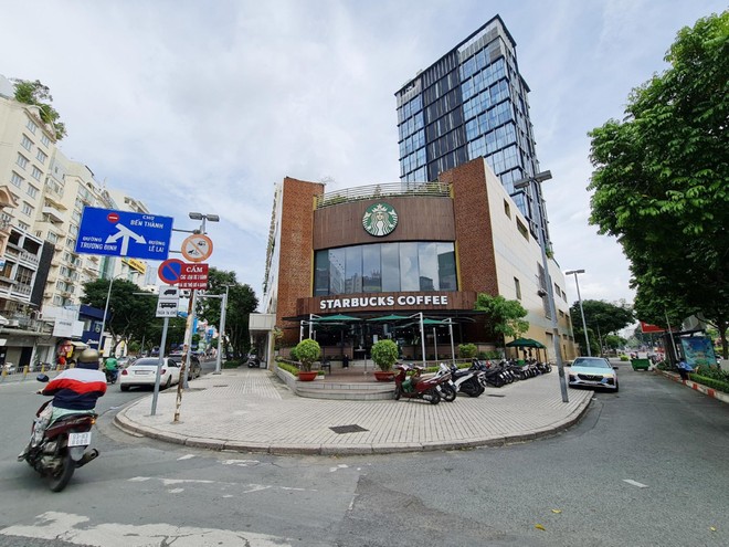 Các chuỗi cà phê như Starbucks, The Coffee House… đã phải đóng cửa hàng chục cửa hàng để cắt giảm chi phí. Ảnh: Trọng Tín