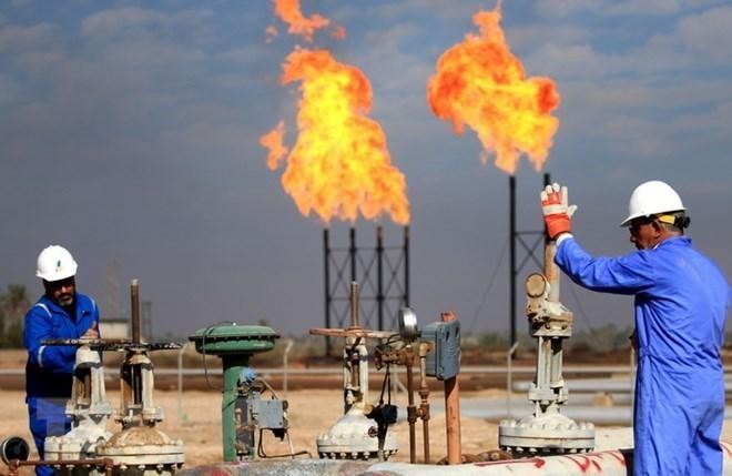 Công nhân làm việc tại cơ sở lọc dầu ở Basra, Iraq. Ảnh: AFP/TTXVN
