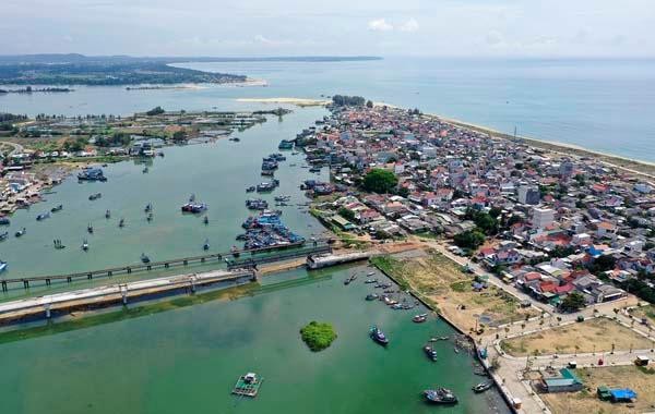 Xã Nghĩa An (TP. Quảng Ngãi) - bên phải, là phần diện tích nhô ra biển đang được tỉnh Quảng Ngãi hướng đến đô thị hỗn hợp ven biển