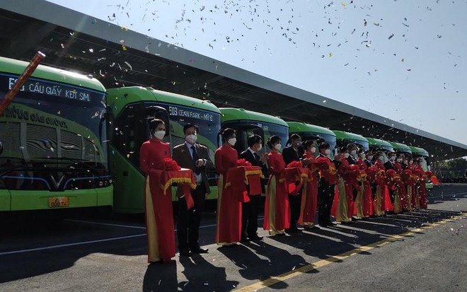 Lãnh đạo Tp Hà Nội, Ủy ban ATGT Quốc gia tham gia cắt băng khai trương tuyến xe buýt điện E03.