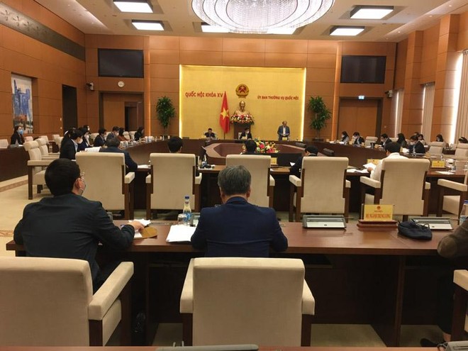 Thứ trưởng Bộ Tư pháp Phan Chí Hiếu trình bày tờ trình dự án luật.