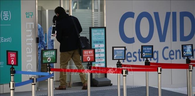 Hành khách đến điểm xét nghiệm COVID-19 sau khi đáp xuống sân bay quốc tế Incheon, Hàn Quốc ngày 2/12/2021. Ảnh: THX/TTXVN