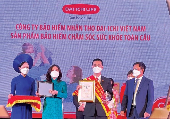 Ông Ngô Việt Phương, Phó tổng giám đốc Kinh doanh Dai-ichi Life Việt Nam, nhận giải thưởng “Top 100 sản phẩm, dịch vụ tốt nhất cho gia đình, trẻ em” năm 2021