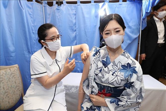 Nhân viên y tế tiêm vaccine phòng COVID-19 cho người dân tại Tokyo, Nhật Bản. Ảnh: AFP/TTXVN 