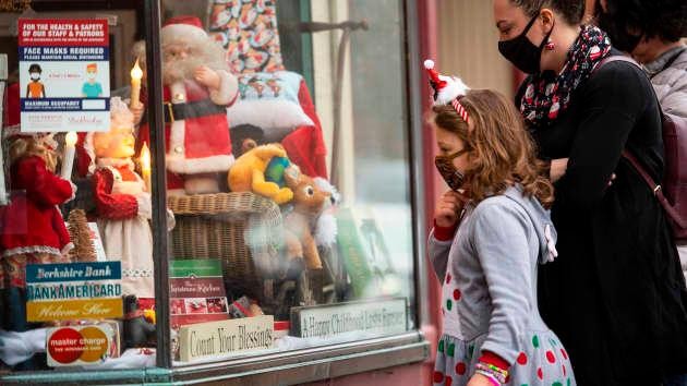 Khách hàng mua sắm đồ trang trí cho lễ Giáng sinh tại chuỗi cửa hàng Williams & Sons Country ở Massachusetts, Mỹ. Ảnh: AFP