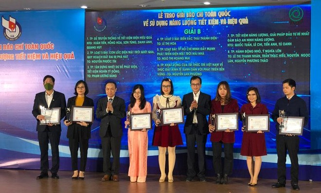 Ban Tổ chức trao giải cho các tác giả, nhóm tác giả đoạt giải B.